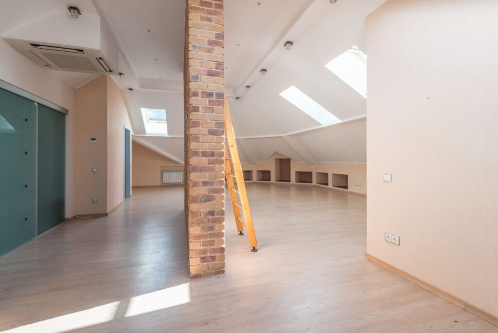 Pose de Velux à Montmorency : fenêtre de toit sur mesure pour plus de lumière
