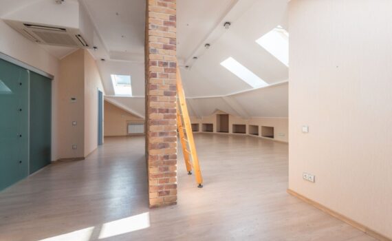 Pose de Velux à Montmorency : fenêtre de toit sur mesure pour plus de lumière